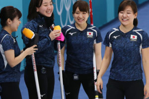カーリング女子日本代表選手の“特技のクセ”が強すぎる…特技『耳の梱包』『荷造り』『階段の降り』
