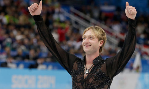 フィギュアスケートの皇帝プルシェンコ、飼い犬にソファー扱いされる