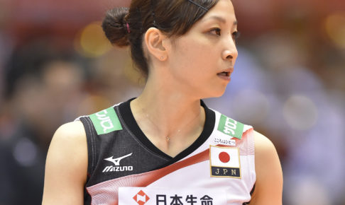 女子バレー・佐藤あり紗、"等身大"羽生結弦と記念撮影も痛恨のミス？