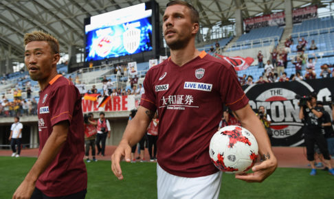 家族思いのポドルスキー、両親と子供を連れて日本を観光