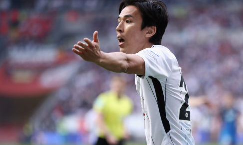 武藤嘉紀が長谷部誠にイタズラ！長谷部の「お手本のような二度見」