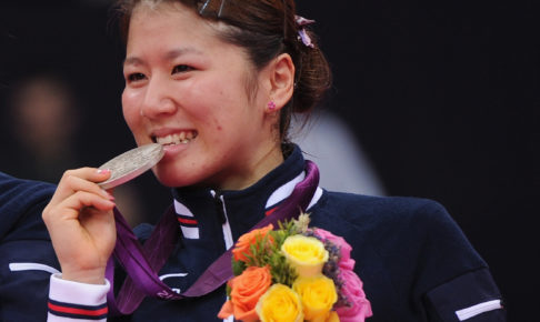 バドミントン・藤井瑞希、卓球で息抜き…強烈なスマッシュを炸裂させる