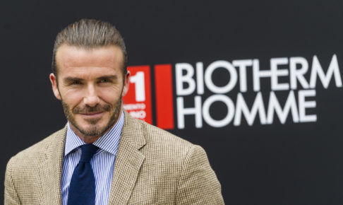 ベッカム親子が来日中！寿司を楽しんだ翌日は築地市場を観察…記念撮影を求めるファンにも気さくに応じる