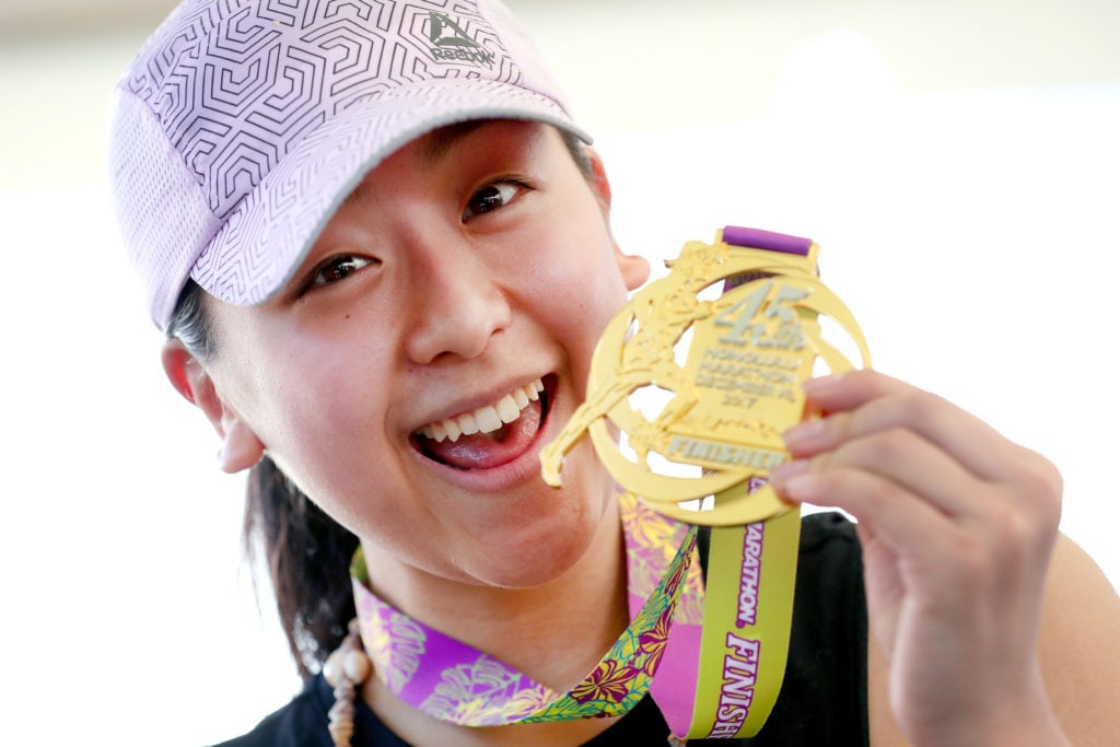 浅田真央、スケートへの愛と情熱は止まず…子供たちと触れ合う優しい"表情"