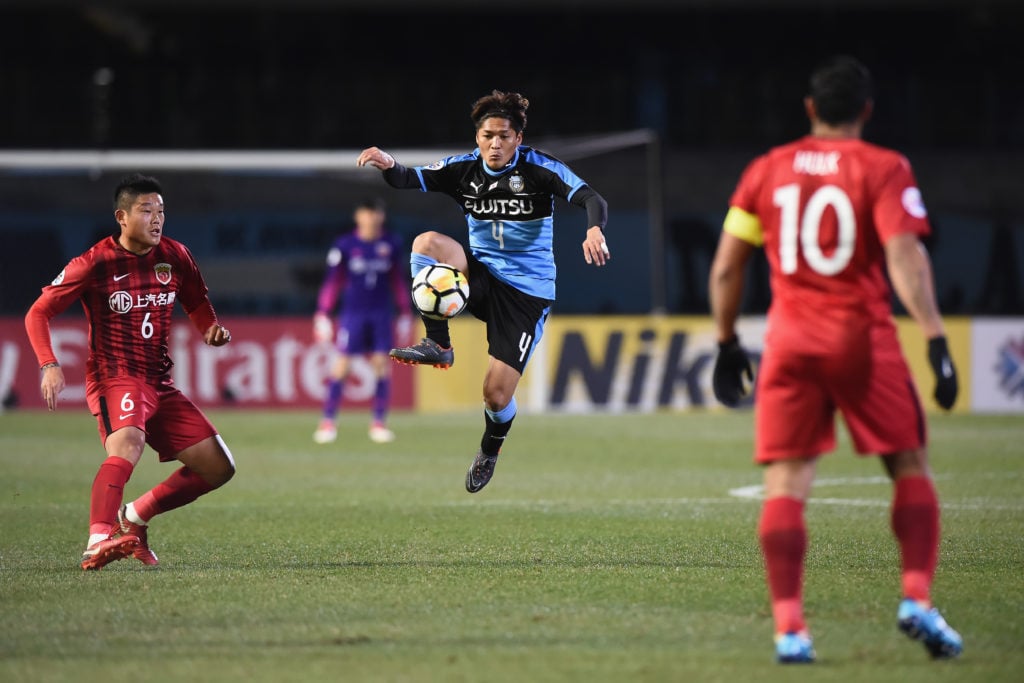 大久保嘉人、松井大輔と凧あげに挑戦！元日本代表が本気で走る「オッサン二人で猛ダッシュ！笑」