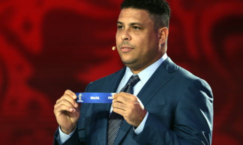 "怪物"ロナウドがブラジル代表を訪問 ーロシアの空には「ここは2002年を思い出させる」 "怪物"ロナウドがブラジル代表を訪問 ーロシアの空には「ここは2002年を思い出させる」