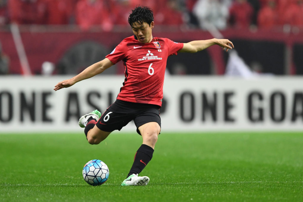 遠藤航、柴崎岳とプールでリラックス…大自然をバックに「天気も良いし景色も最高です！！」