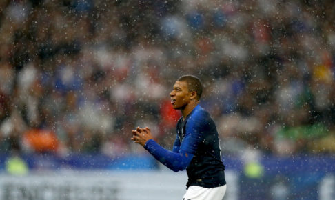 若干19歳にしてフランスのエースナンバーを背負うムバッペ、ボクシング界の"伝説"との2ショットを公開 若干19歳にしてフランスのエースナンバーを背負うムバッペ、ボクシング界の"伝説"との2ショットを公開