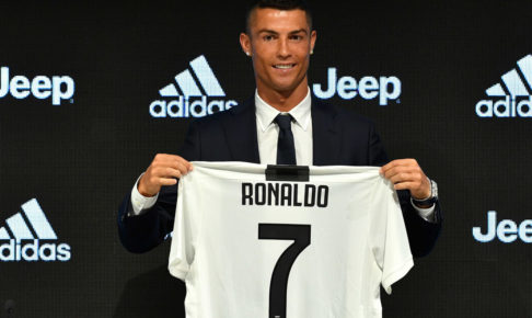 クリスティアーノ・ロナウド、ユベントスのユニフォーム姿で家族写真…ファンからは「かわいい子供たちだね」