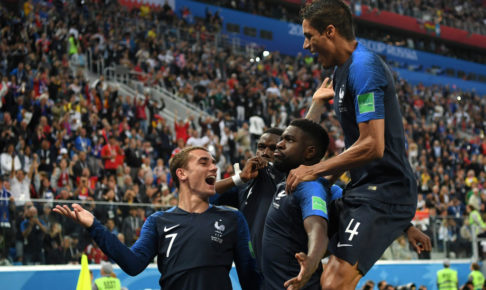 フランスの決勝進出で国民が大興奮!パリでは警官隊との衝突も フランスの決勝進出で国民が大興奮!パリでは警官隊との衝突も