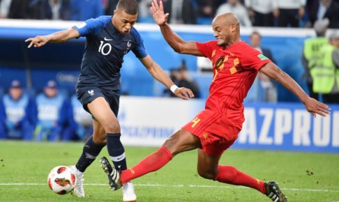 ベルギー代表・コンパニが優しい!遅延行為のエムバペを優しく抱きかかえる ベルギー代表・コンパニが優しい!遅延行為のエムバペを優しく抱きかかえる