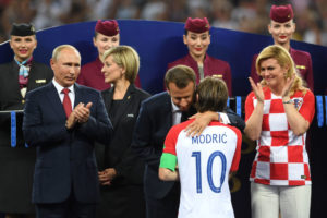 クロアチア大統領、"母親"のような優しいハグでモドリッチら代表選手達をねぎらう
