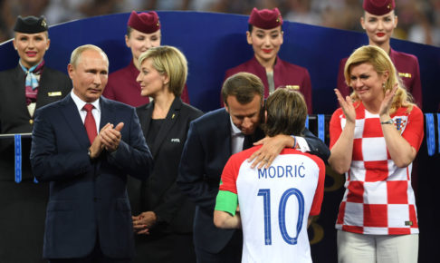クロアチア大統領、"母親"のような優しいハグでモドリッチら代表選手達をねぎらう クロアチア大統領、"母親"のような優しいハグでモドリッチら代表選手達をねぎらう