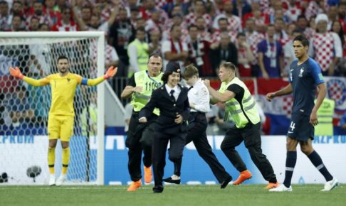 W杯決勝に乱入したのはパンク集団プッシー・ライオット…過去にはソチ五輪でプーチン批判 W杯決勝に乱入したのはパンク集団プッシー・ライオット…過去にはソチ五輪でプーチン批判