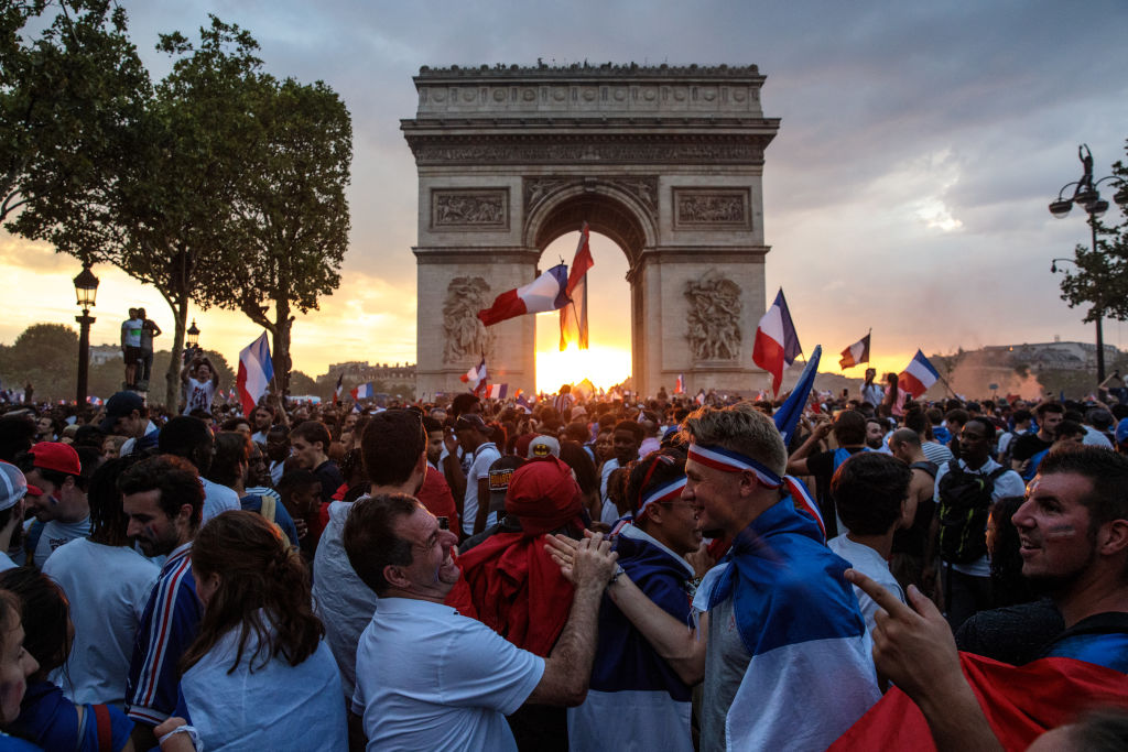 【ロシアW杯】自国の勝利に喜ぶフランス国民たちの様子がまるで『レ・ミゼラブル』