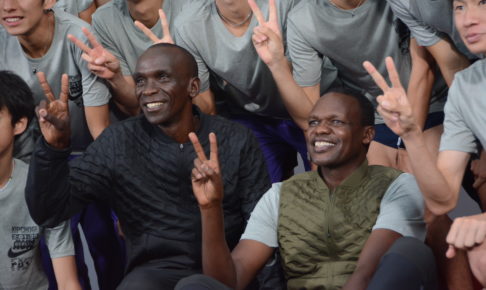 キプチョゲはなぜ結果を出せる？…3つの角度で師と仰ぐ、コーチとの深い信頼関係