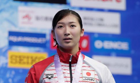 池江璃花子、新作の水着を着てポーズを決めるも…ファン「何かポーズがウルトラマンに見える」