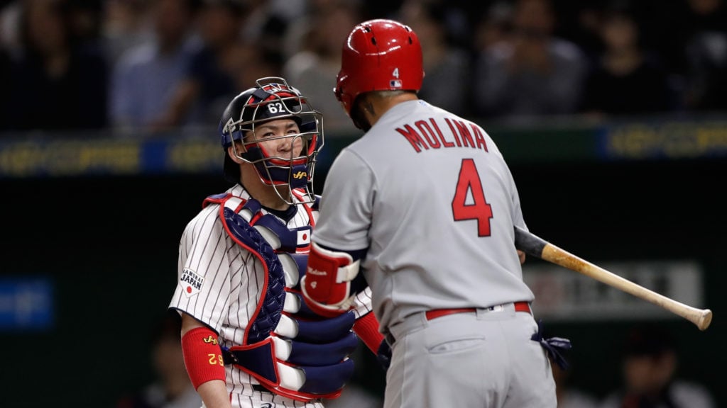 日米最強捕手が集合！侍ジャパン捕手陣とモリーナが肩組み4ショット