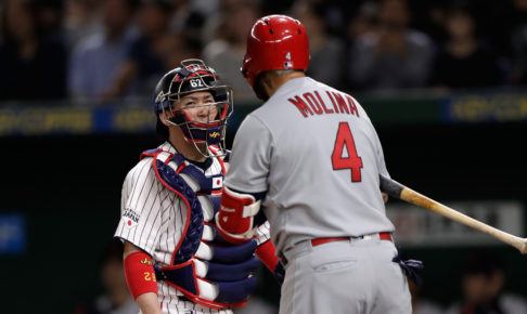 日米最強捕手が集合！侍ジャパン捕手陣とモリーナが肩組み4ショット