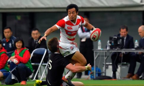 福岡堅樹、NZ代表選手と笑顔の2ショット　ラグビーに伝わる「ノーサイド」の精神とは