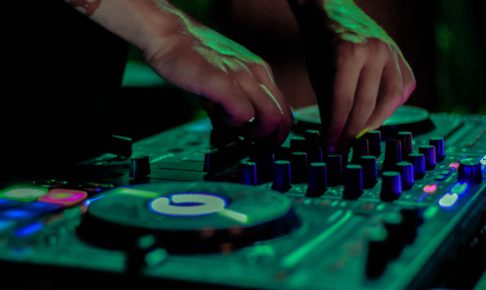 狩野舞子は音楽好き！“#DJマイコ”のプレイリストに反響「本当にいっっっろんな曲聴かれますよね」