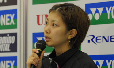 ゲームで大はしゃぎの潮田玲子！子供たちは引き気味に冷静な視線で様子を見守る