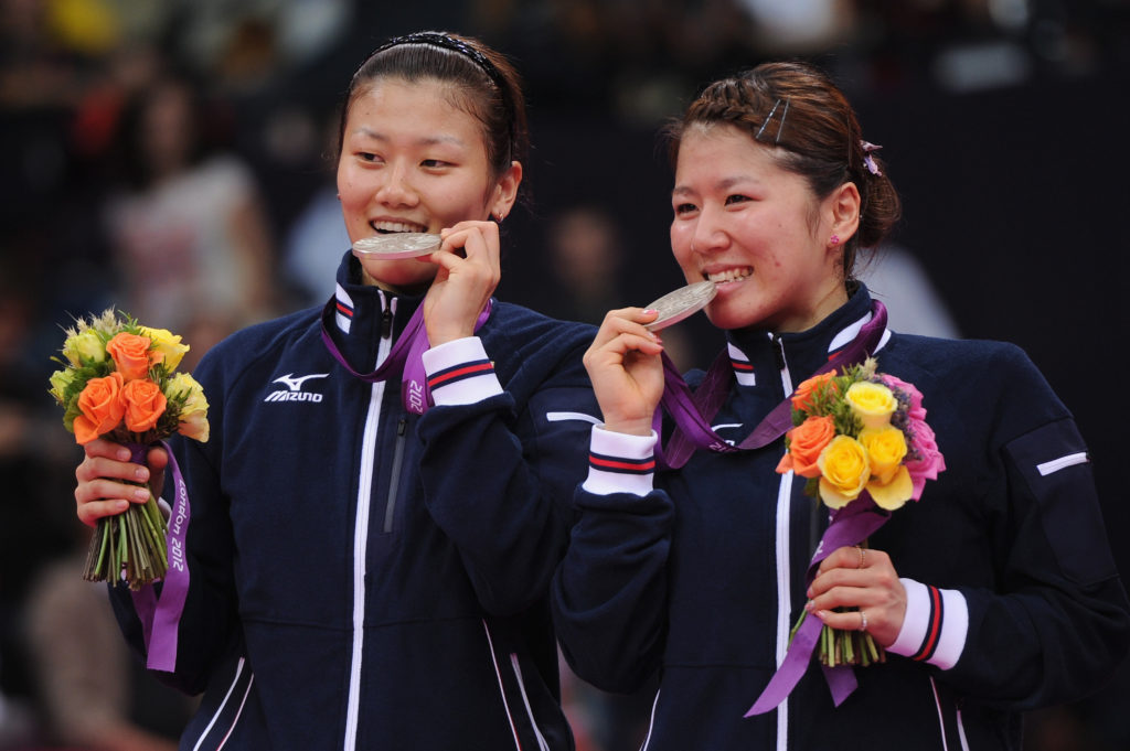 フジカキペアが引退セレモニーで万感の思い…ラストマッチで対戦したタカマツペアと涙の抱擁