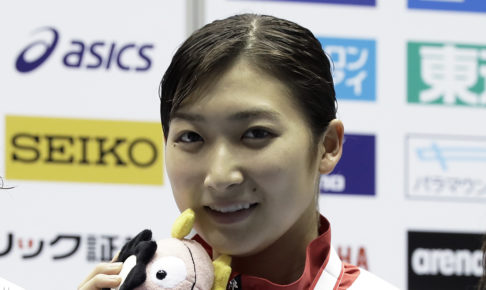 池江璃花子、幼少期の着替え中？写真を公開…既にスイマーの体つきに反響「手、長！！肩、筋肉すご！！」