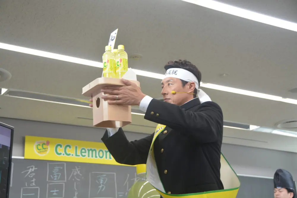 松岡修造が受験生を応援！生徒は実物を前に「身長高くてびっくり