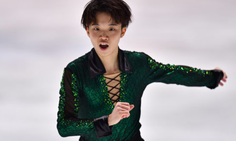 白衣を着用した友野一希の“萌え袖”にファン歓喜！普段は同志社大学に通う大学生