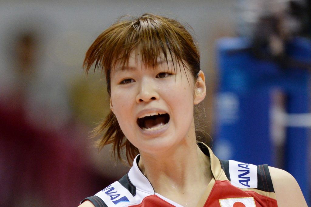 カーリング応援の狩野舞子、木村沙織が姉妹みたい！とにかく寒さが伝わる顔芸に反響