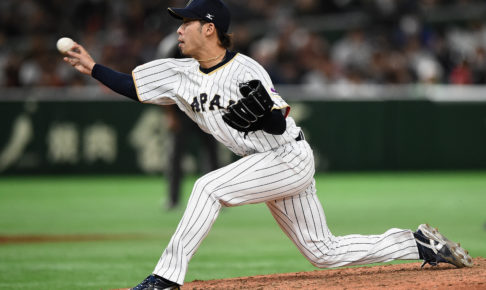 秋吉亮、アメリカのデカすぎるピザに驚く…日ハム移籍でアリゾナキャンプ初参加