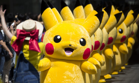 “マヤサヤ”木村真野・紗野、カゴいっぱいのピカチュウと記念写真「今期もいい感じ」