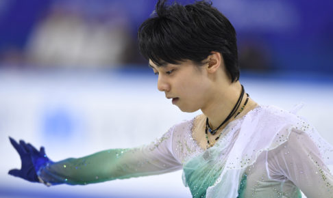 羽生結弦の背中に見える「謎の棒」…正体はラケット？はたまた魔法のステッキ？