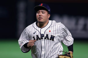 山川穂高、力士の横で「どすこいポーズ」披露