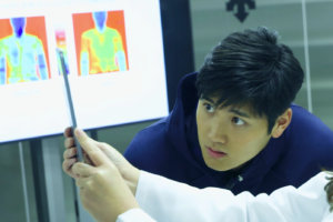 研究員に「ひとりでやってるんですか？」大谷翔平がデサント研究開発拠点を訪問