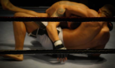 「この中で一番喧嘩強いの誰？」格闘家・朝倉未来が街の喧嘩自慢と対決する動画を投稿