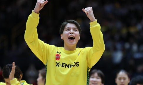 念願叶ってイニエスタと対面！渡嘉敷来夢がユニフォームにサインをもらう