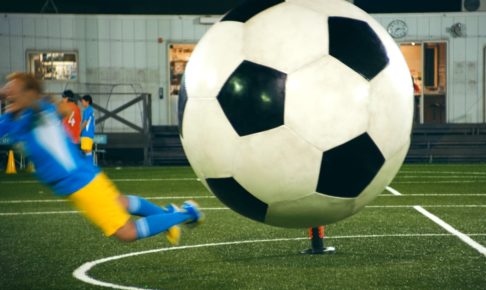 「ウオォーッ！」「ウァーッ！」丸山桂里奈が巨大サッカーボールにふっ飛ばされる新CM公開
