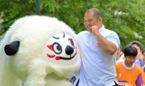 垣永真之介がマスコットに抱きつかれ「母性が爆発しました」…ラグビーW杯PRイベント