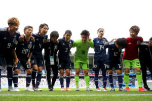 横山久美がサノスに変身？後ろの女の子が興味津々