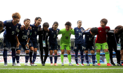 横山久美がサノスに変身？後ろの女の子が興味津々