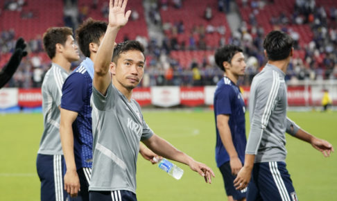 長友佑都、新エクササイズ考案中に平愛梨に盗撮される「うわっびっくりした」