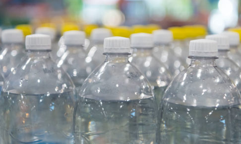 世界中で話題の「ボトルキャップチャレンジ」 競技を活かした挑戦も