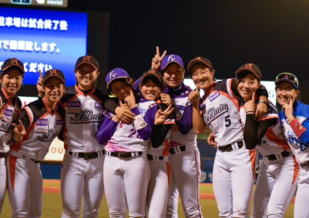 女子プロ野球 創立初年度全選手直筆サイン入りユニフォーム - 野球