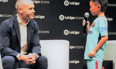 ラ・リーガ公式アイコンに就任のイニエスタ　8歳少年とのやりとりに「仲間を活かすサッカー」のルーツを見た