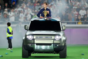 リッチー・マコウとリーチ・マイケルの共演に「オールブラックスと日本のレジェンド」　W杯トロフィー授与に登場