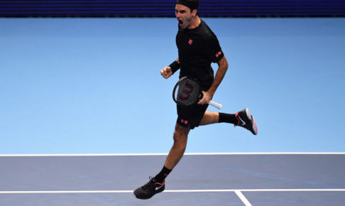 ロジャー・フェデラー、試合後にファンの子供たちにプレゼントを贈る「今年のサンタは早めに来た」 ロジャー・フェデラー、試合後にファンの子供たちにプレゼントを贈る「今年のサンタは早めに来た」