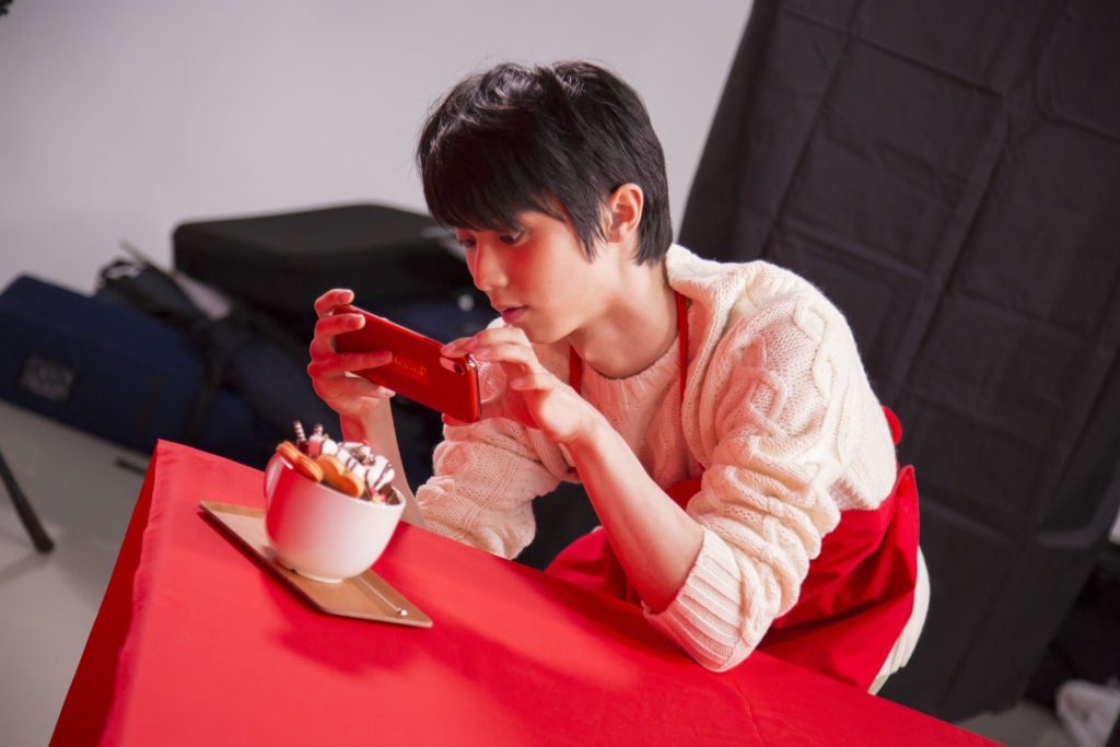 メイキング写真多数】羽生結弦、『ホットガーナ』新CMで“昔の自分”と