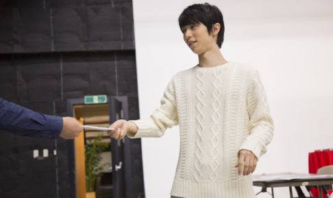 羽生結弦が『#ガーナ半分こチャレンジ』に挑戦 「うわ～緊張する～！！」